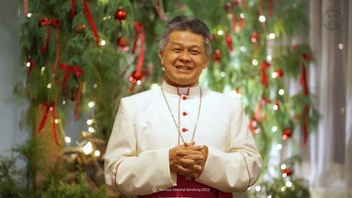 Bapa Uskup dan Pastores Katedral St. Petrus Bandung mengucapkan Selamat Natal 2023 dan Tahun Baru 2024. Semoga damai Natal senantiasa menyertai kita semua. Tuhan memberkati.