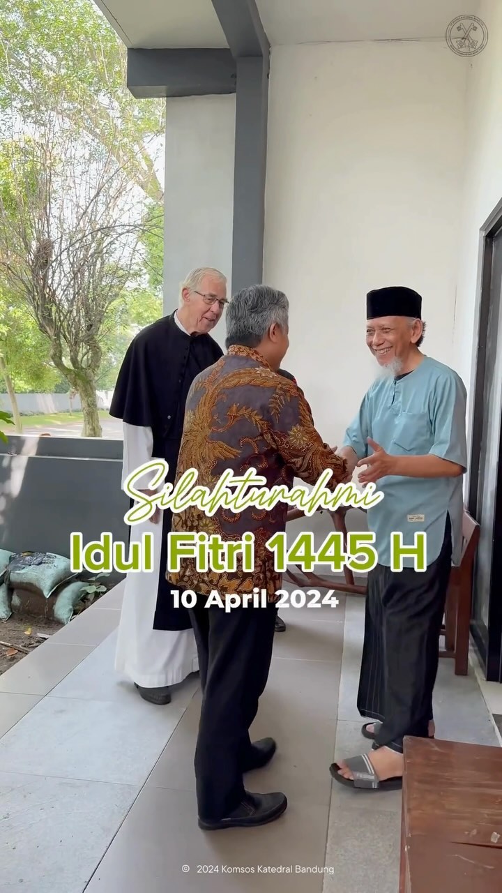 SILAHTURAHMI IDUL FITRI 1445 H (10 April 2024)
.
Bapa Uskup, Pastor Hilman dan Pastor Leo bersilahturahmi ke kediaman Ir. KH. Bambang Pranggono, MBA.
